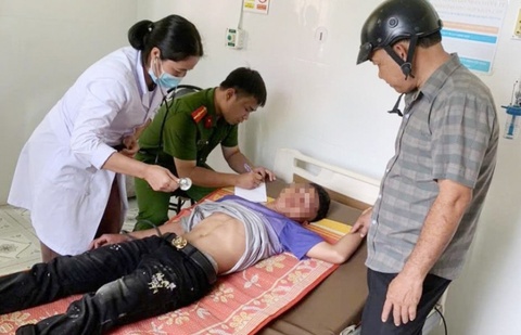 Nam sinh nhay cau roi tu boi vao bo, hang chuc nguoi vat va tim kiem hinh anh