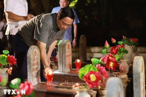 Thu tuong thap nen tri an anh hung liet si tai Nghia trang Truong Son hinh anh