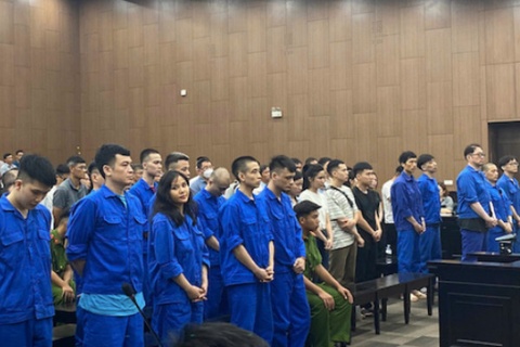 5 nguoi ngoai quoc linh an tu vi danh bac tai CLB Poker 'lau' o Ha Noi hinh anh
