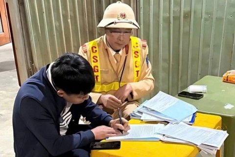 Bi kiem tra nong do con, tai xe hat vang CSGT len nap capo roi bo chay hinh anh