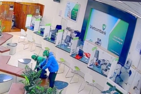 Cong an Gia Lai ra soat don hang 'ao khoac va mu bao hiem in chu Grab' hinh anh