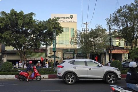 Hien truong vu 2 nguoi dung vat nghi sung cuop ngan hang Vietcombank hinh anh