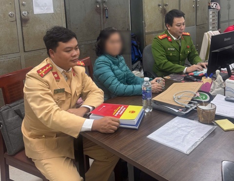 Trieu tap lam viec nguoi phu nu cam loa ho hao dua xe tai ham Kim Lien hinh anh