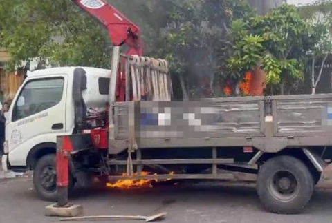 Xe cau vuong day dien phat no o Lam Dong, tai xe tu vong hinh anh