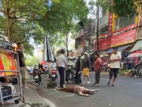 Nhac nho dau xe, mot phu nu o Dak Lak bi xo nga xuong duong hinh anh