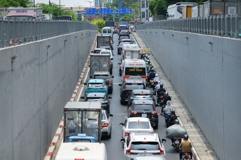 Ket xe keo dai truoc cua ngo san bay Tan Son Nhat hinh anh