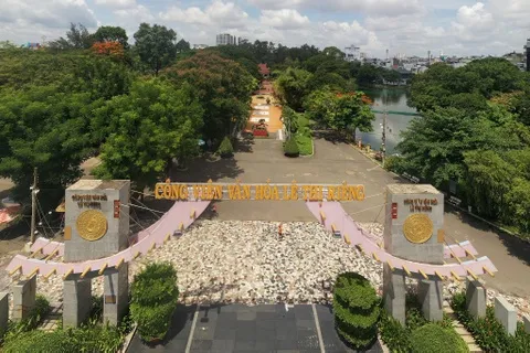 Toan canh cong vien Le Thi Rieng co it nhat 3 ranh mo, 900 hai cot hinh anh