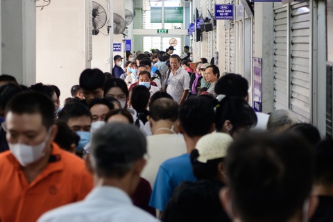 Hình ảnh đông nghịt kỷ lục ở Bệnh viện Chợ Rẫy