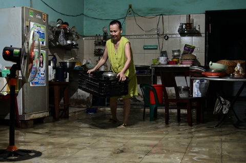 Hẻm ở TP.HCM ngập sâu, nước tràn vào nhà dân