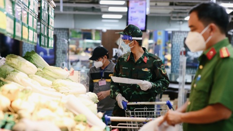 Nguoi 'bom' hang khi nho di cho ho co phai boi thuong? hinh anh