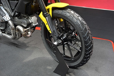 Đi kèm với đó là hộp số 6 cấp. Xe được trang bị tiêu chuẩn phanh ABS.