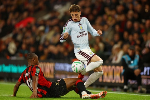 Aston Villa thảm bại ở Carabao Cup