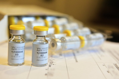 Vaccine Covid-19 cua My tam dung thu nghiem anh 1