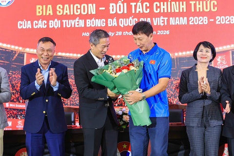Bóng đá Việt Nam tiếp tục nhận tài trợ lớn
