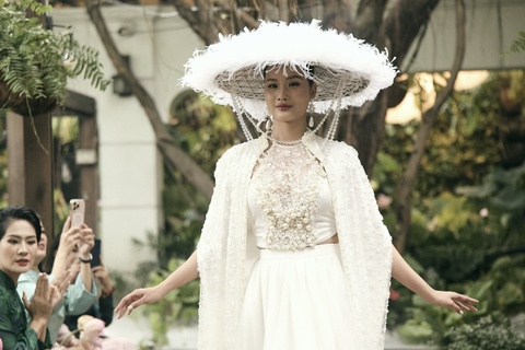 Á hậu Hương Ly gây chú ý