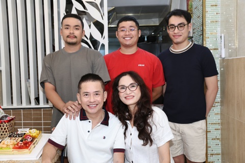 Tan Beo don tuoi 60 ben vo con hinh anh