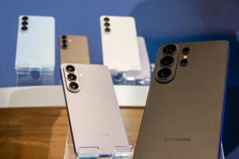 Dien thoai Samsung dung duoc may nam? hinh anh