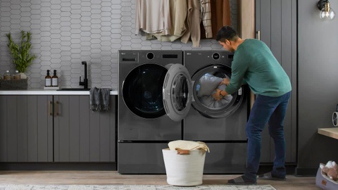 Lý do quần áo lấy từ máy sấy có mùi khó chịu