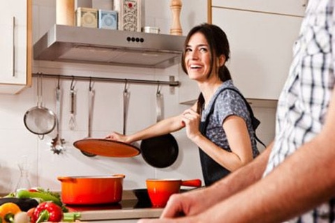 Cô gái để lấy làm vợ không ngại việc bếp núc (Ảnh minh họa).