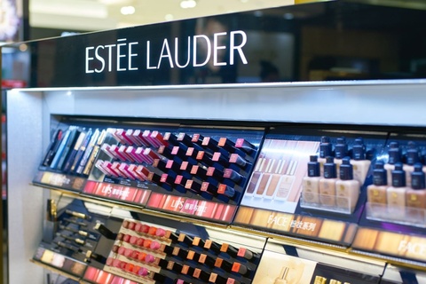 Estee Lauder bi phat nang tai Canada hinh anh