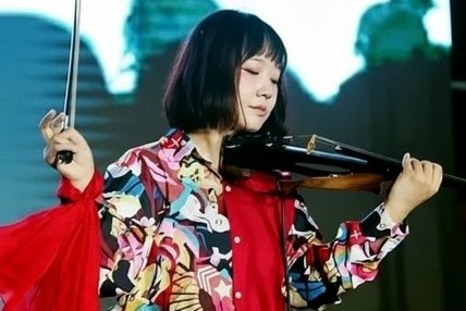 Tranh cai vu ca si Hue Quan bi ghe dien ep tu vong hinh anh