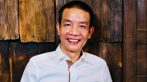 Nhac si Nguyen Vinh Tien tro thanh y si o tuoi 52 hinh anh