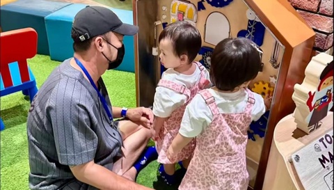 Hinh anh Tien Luat ben cap song sinh hinh anh