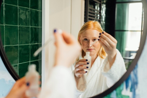 7 sai lam khi skincare buoi toi khien ban nhanh gia hinh anh