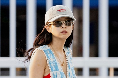 Jennie cung dien 'bao cao su ngon chan' hinh anh