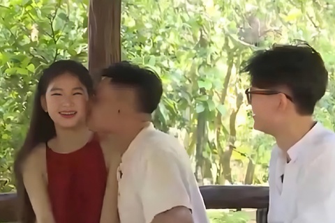 Cac gia dinh TikToker 'lam hoen o' buc tranh MXH hinh anh