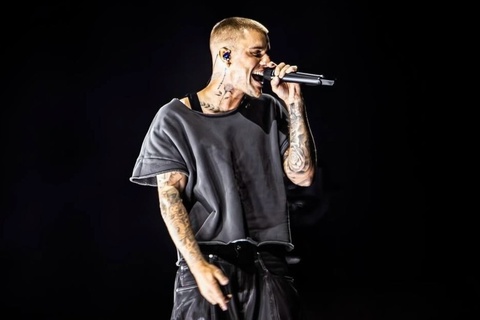 Ai dung sau quan cap tre in chu tieng Viet cua Justin Bieber? hinh anh