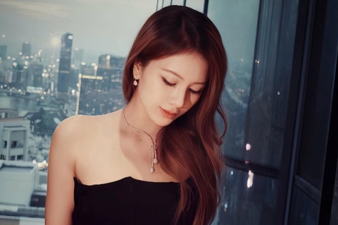 Bong hong kem 24 tuoi ben canh Johnny Tri Nguyen la ai? hinh anh