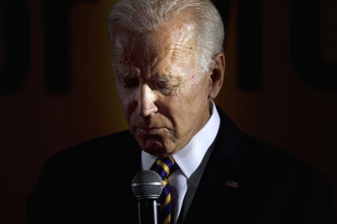 Ong Biden khong the thang trong cuoc chien tran no hinh anh