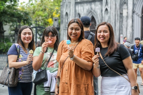 Mot nhom khach Dong Nam A dang am tham tang hien dien tai Viet Nam hinh anh