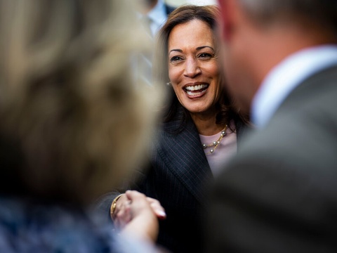 Dieu bat di bat dich voi ba Kamala Harris hinh anh