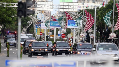 Doan xe ho tong ong Trump ra san bay roi Da Nang hinh anh