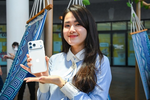Lan dau khach Viet Nam nhan iPhone 17 truoc My hinh anh