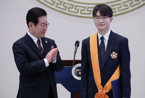 Faker nhan vinh du khong tuong tu tong thong Han Quoc hinh anh