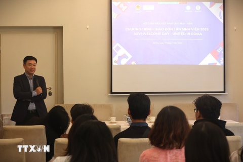 Am ap le chao don tan sinh vien Viet Nam tai Italy hinh anh