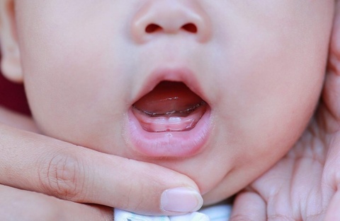 Dau hieu tre bat dau moc rang dau tien hinh anh