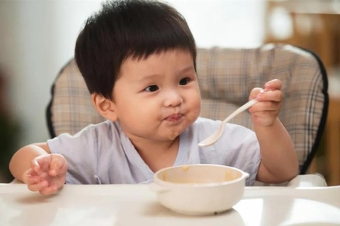 Khi nao co the nem gia vi cho tre? hinh anh