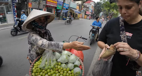 Phat nguoi ban tui tao nho gia 200.000 dong cho khach nuoc ngoai hinh anh