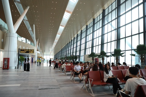 Nha ga T3 san bay Tan Son Nhat bi dot trong tran mua lon dau mua hinh anh