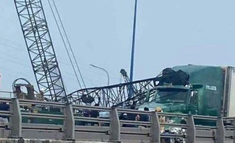 Can cau bat ngo nga ra duong, de len hai oto o TP.HCM hinh anh