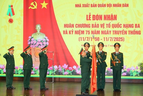 NXB Quan doi nhan dan don nhan Huan chuong Bao ve To quoc hang ba hinh anh