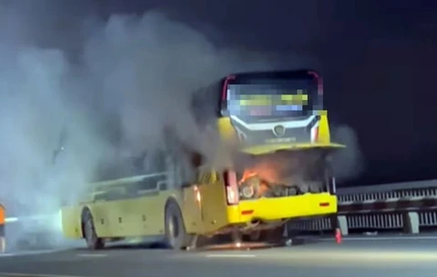 Xe khach boc chay ngun ngut tren cau Thang Long hinh anh