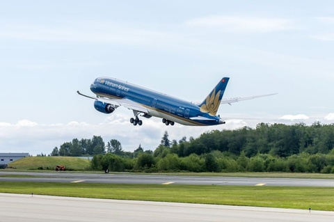 Vietnam Airlines ha canh khan cap cuu hanh khach hinh anh
