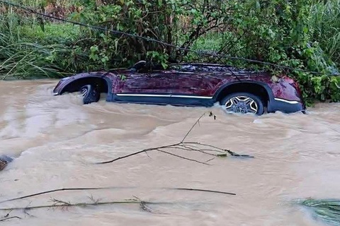 Oto cho 5 nguoi bi lu cuon troi o Tuyen Quang hinh anh