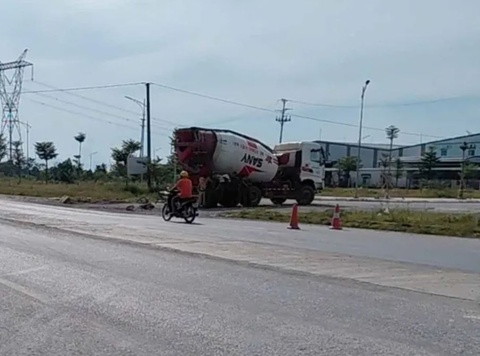 Xe bon va cham xe dap, nguoi phu nu 60 tuoi tu vong tai cho hinh anh
