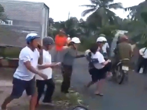 Xe may va vao oto tai, hai nu sinh 16 tuoi thuong vong hinh anh